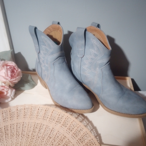 Stylish Gray Ankle Boots for Women - Picture 2 of 7